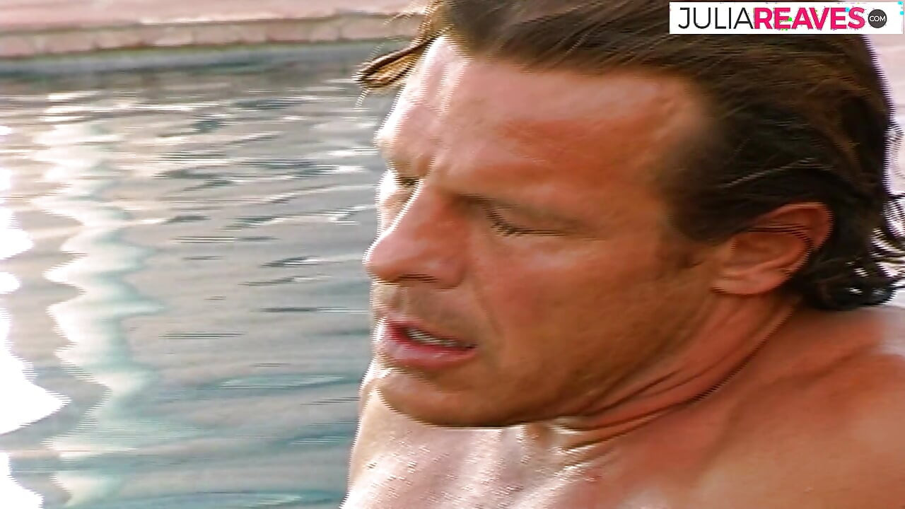 Beb bara lnd choosti hai phir pool ke bahar jordar chudaee karti hai