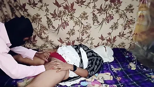 Вызывает молодую девушку друга домой и жестко трахает ее