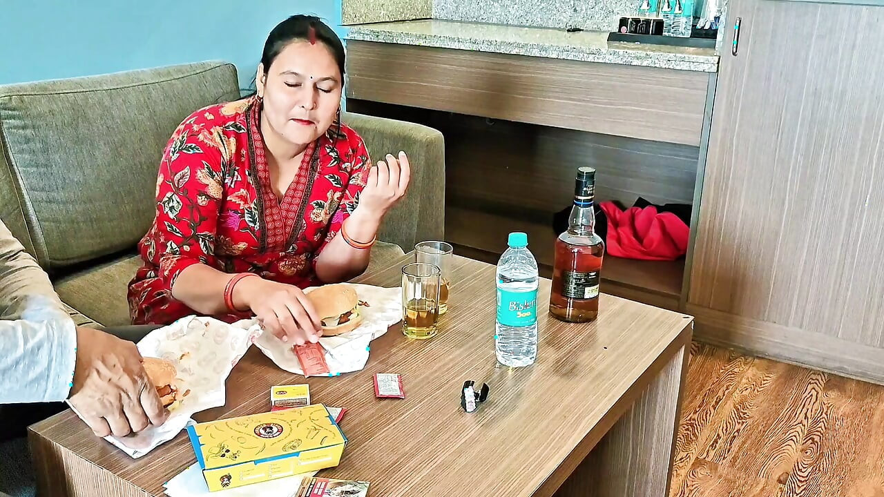 インド人カップルがホテルの部屋で親密に交わる