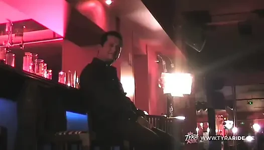 Çıplak çiftler ve direk dansı ile vahşi eş değiştirme kulübü gecesi