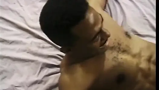 Schwarze schönheit kriegt schwanz tief in den hals und nimmt das hämmern von hinten