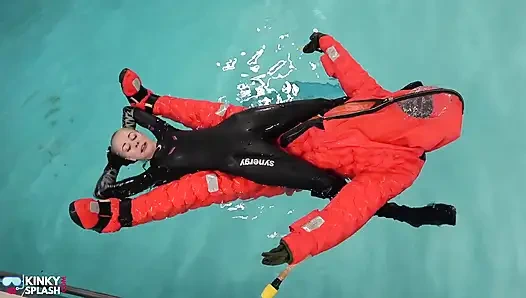 İnsan hayatı salı - şişirilmiş takım elbiseli köle havuzu hakimiyeti