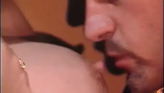 Pantat pirang tetek besar bercinta dalam posisi dogging