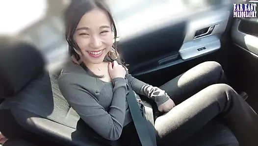 Прогулка с голым соском, где переполненные глаза искры горячий, тугий пик на ее взвернутые кончики фазе.1