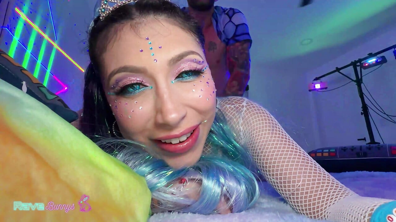 Penelope Woods pronkt met haar anale plug en krijgt haar kutje gecreampied!