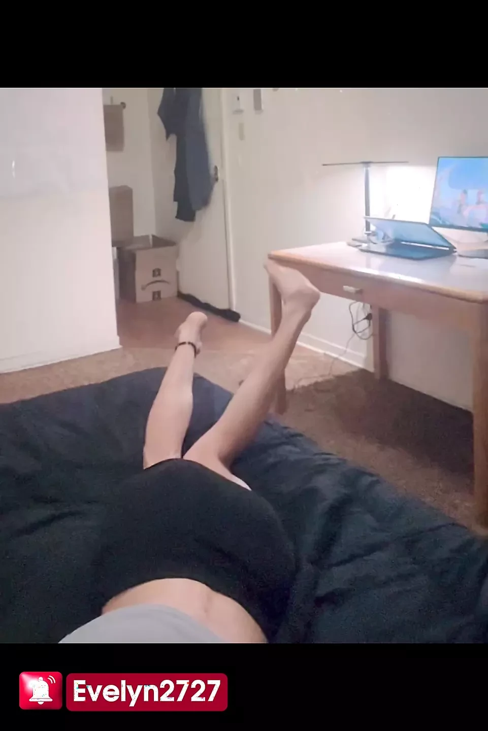 Bonitos pés de solas nuas brincam