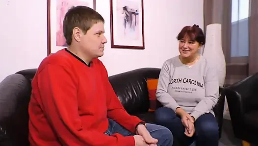 İri göğüslü tombul dövmeli orta yaşlı seksi kadın genç yarağı ağzında amında seviyor