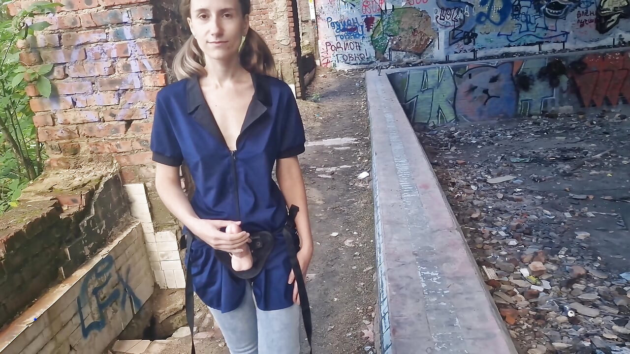 Dominatrix kız açık havada takma yaraklı köle adam ormanda götten sikişiyor terk edilmiş yüzme havuzunda halka açık alanda tehlikeli