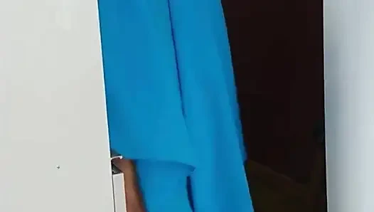 Meine Tante zeigt mir das neue Kleid für eine liberale Party