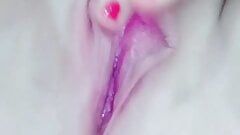 ピンクのマンコの唇はペニスに飢えている