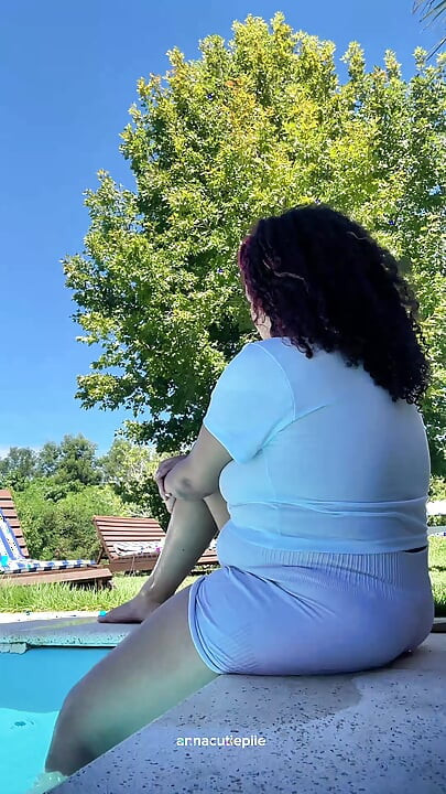 Mollige latina mit dickem arsch furzt am pool entspannter Sommer Gas-Vibes