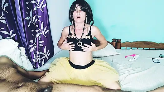 Pelacur sange ini lagi asik dipuasin sama pria antar ras