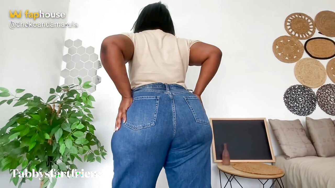 청바지 차림의 뚱뚱한 엉덩이 밀프