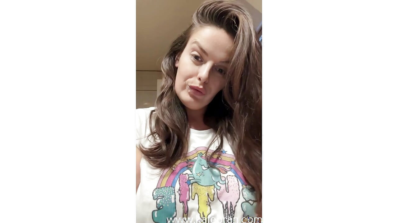 Bugün ayak taburem mi olmak ister misin yoksa amcığım mı? Her türlü, benim altımsın