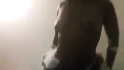 Schöne bBW-frau mit einem großen kitzler hat mehrere fantasien erfüllt