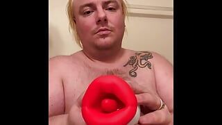 Nuevo juguete le da a un chico trans gimiendo orgasmos en el piso del baño