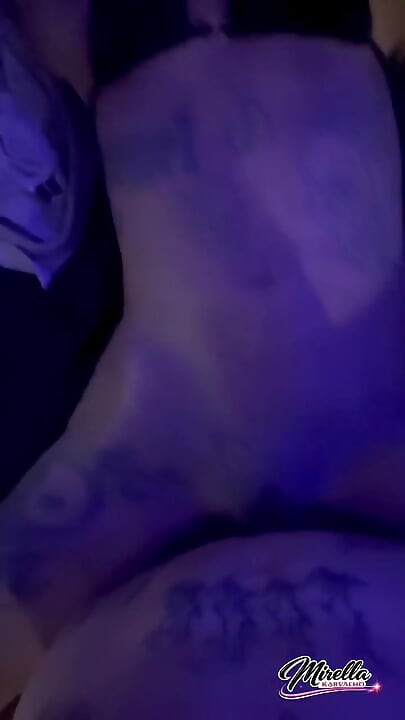 Eu peguei a garota magra na beira da cama e enfiei-a até o talo