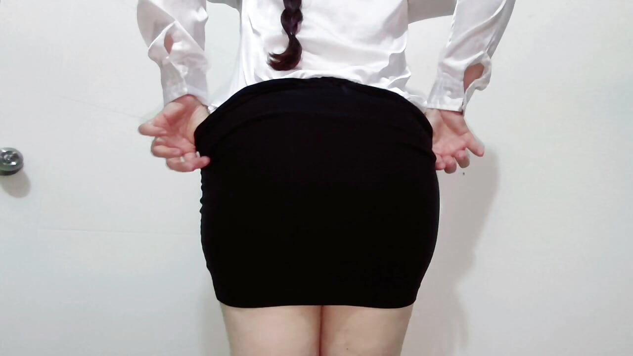 BIG ASS SECRETARY MEXICAN LATINA BIG ASS TAKES OFF ALL HER CLOTHES AND SHOWS ALL HER ASS AND VAGINA IN FRONT OF THE CAMERA AT WORK TIME