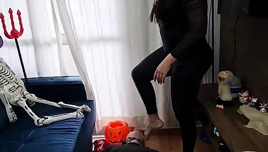 Dracula tries to bit Kiffa Witch but got his lesson