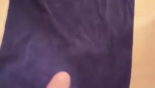 bir havlu üzerinde cumming