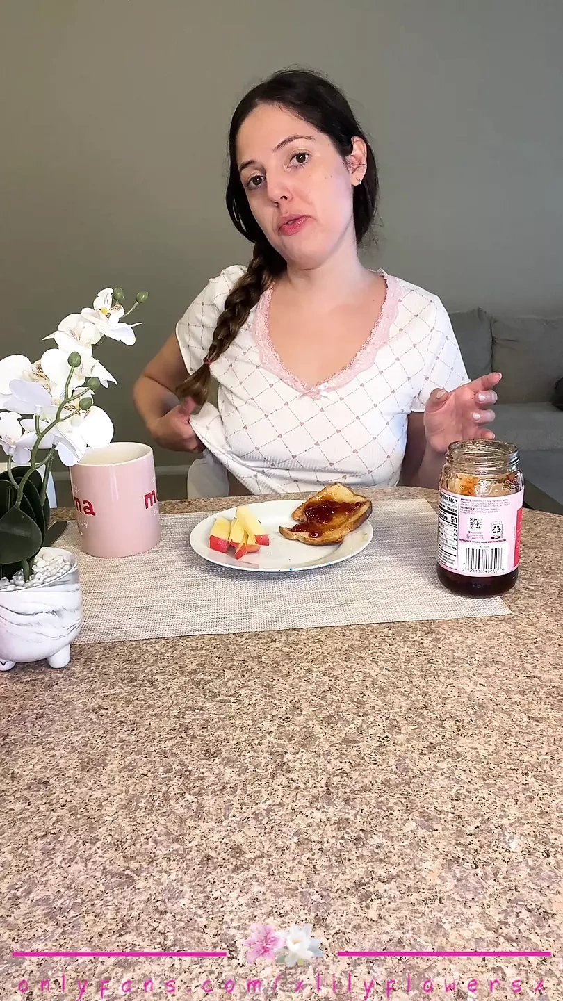 业余熟女早餐角色扮演闪烁和摩擦蜂蜜到处都是粘稠的奶子和毛茸茸的阴户