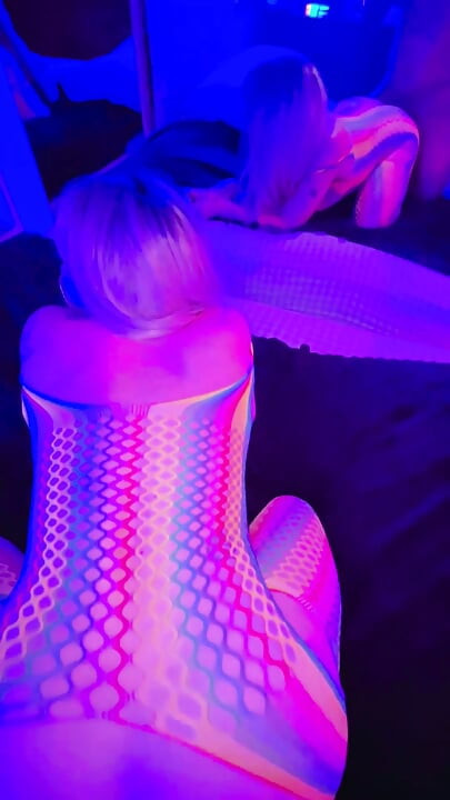 69 σε Neon Bodystocking POV Doggy Creampie με TS Diana Deelight με κάλτσες.