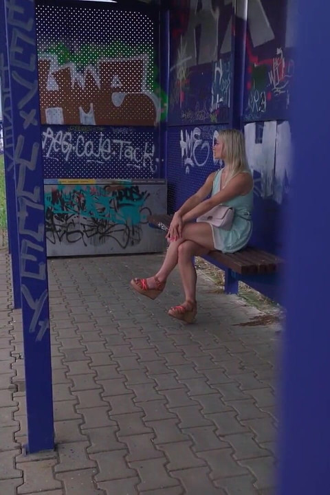 Agent public - blonda cu țâțe mari Lily Joy este futută în spatele gării
