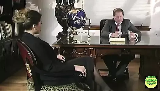 Азиатская секретарша в черных чулках позволяет своему боссу трахнуть ее на столе