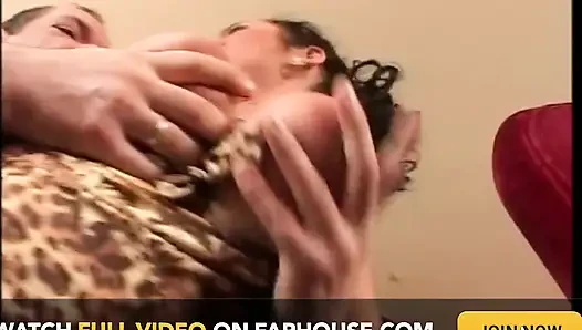 Azgın orta yaşlı seksi kadın büyük bir yarakla büyük memelere sikiliyor ve dölleniyor