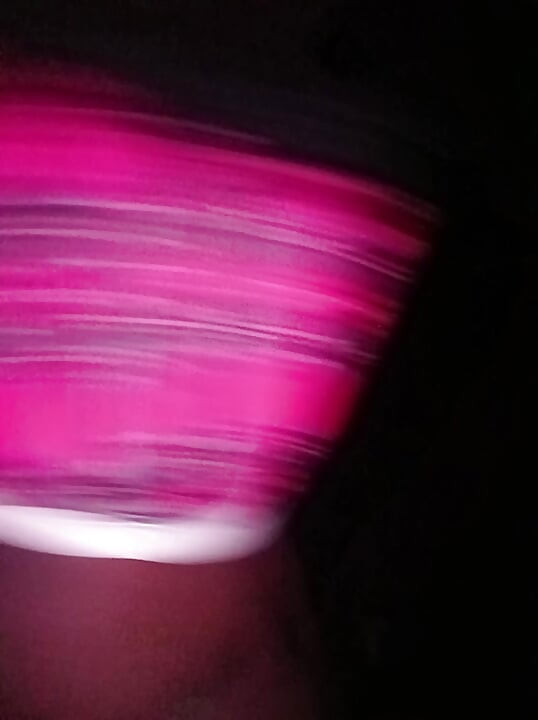 Transformasi hitam seksi berjalan pulang dari beberapa besar