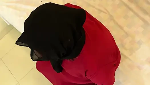 Kırmızı burqa ve tesettürlü tombul Müslüman kayınvalideyi sikiyor (bölüm 2)