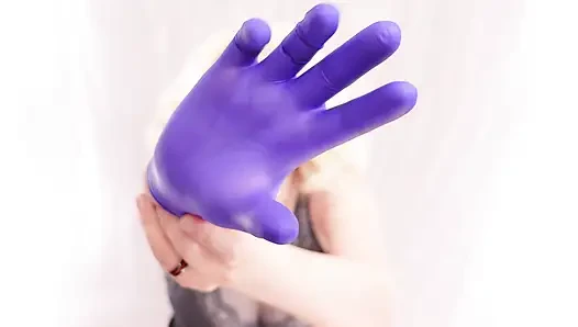 Tıbbi eldivenlerle dildo emiyor, yüzüne boşalıyor! Arya Grander