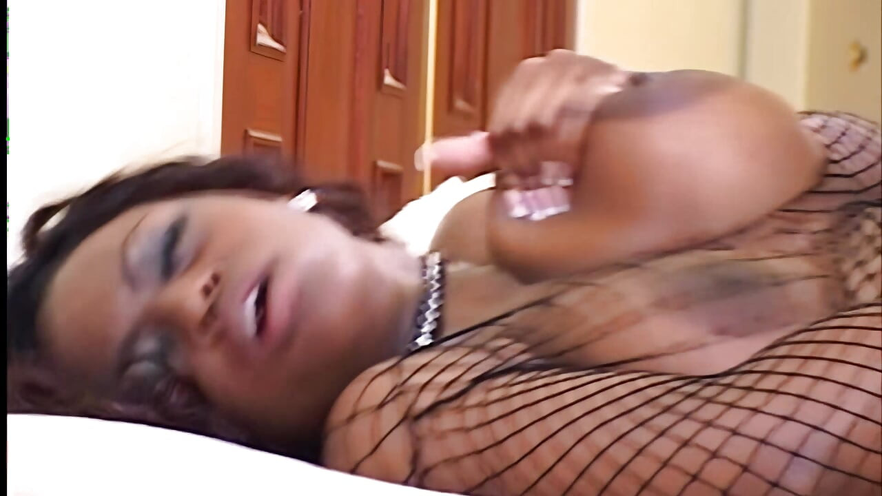 Ateşli orta yaşlı seksi kadın büyük yarağı yalıyor