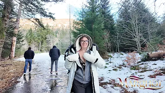 4 adam sırayla popomu sikiyor, ben de her yere fışkırıyorum, onlar da yüzümü ve gözlüğümü sıçratıyor