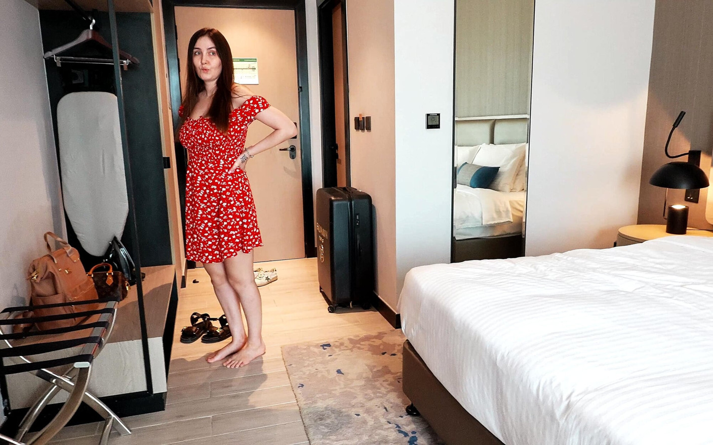 Stepmom Books 4-hour Hotel Room After Vacation - Broken Ac Forces Them Naked
