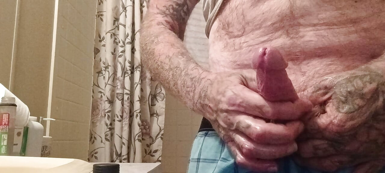아빠는 베이비걸이 아빠가 영상 통화로 자위하는 걸 보길 원해. 아빠에게 DM 해