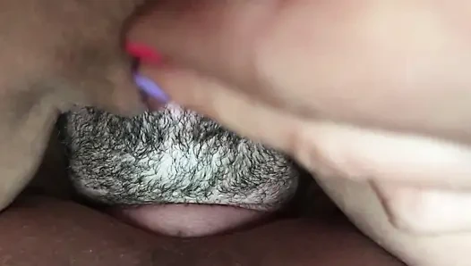 Девушка сидит на лице в видео от первого лица. Пульсирующий женский оргазм крупным планом.