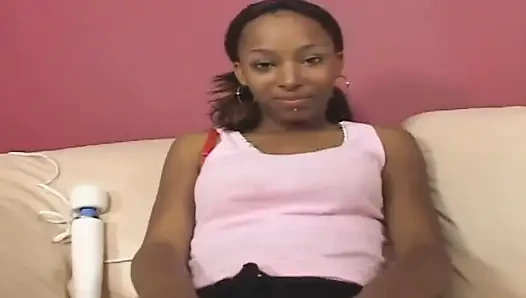 Zenci orta yaşlı seksi kadın ıslak grup üreme seansında genişliyor