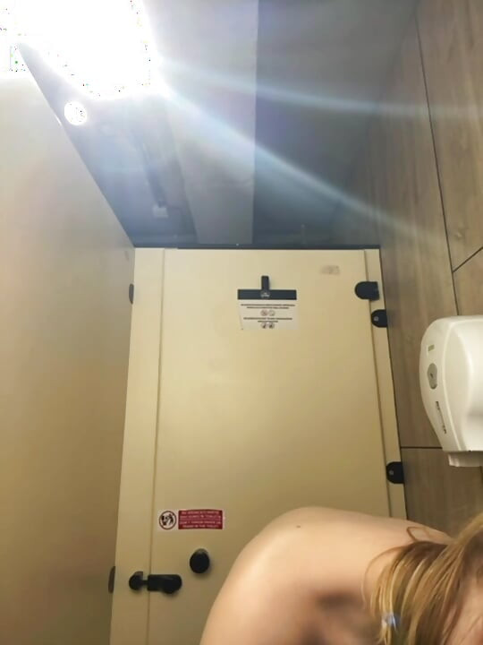 Jucielussie playing with herself in the gym