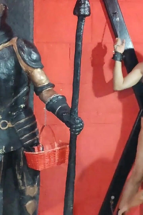 Une femme médiévale se fait baiser par un garde de château au gode ceinture 988