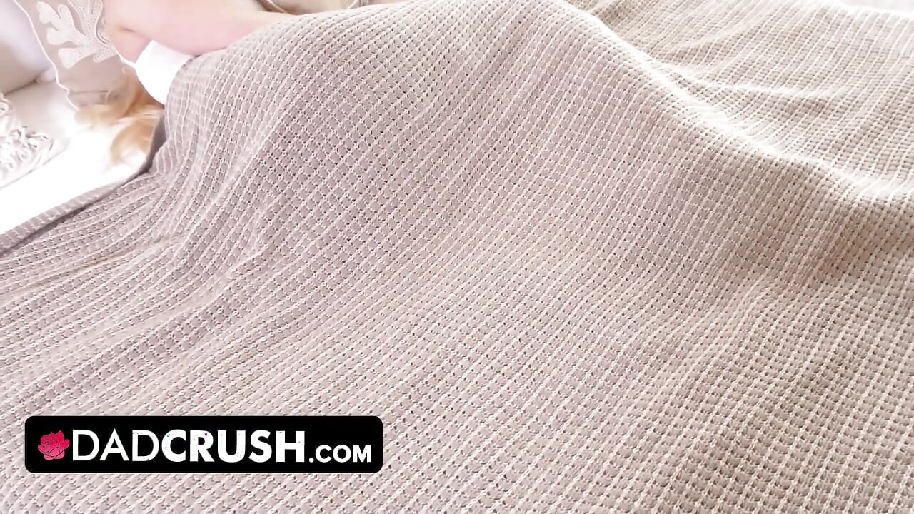 DadCrush - "Te rog, atinge-mă, tată vitreg! Bagă-ți degetele adânc în pizda mea! Am nevoie de pula ta!"