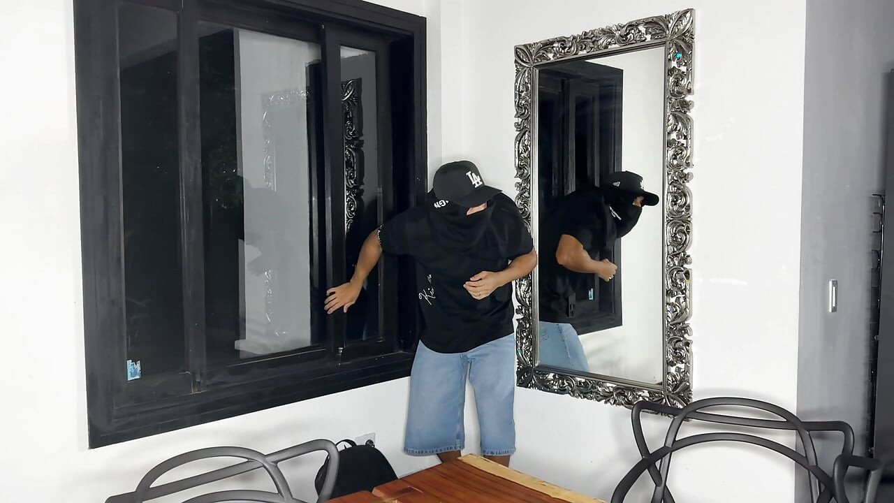 ladron con enorme verga irrumpe mi casa y me termina follando y azotando mi enorme culo - LaRolaX & Max Betancur