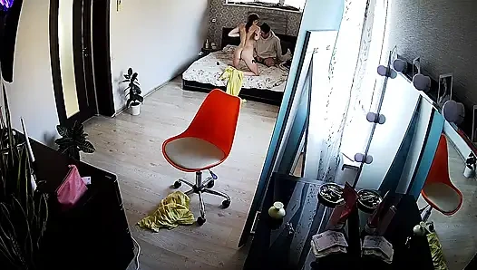 Kamila neckt Danildo und lutscht seinen schwanz