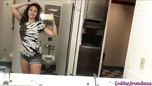 Zeigt dir meinen kurvigen körper & pinkeln in öffentlichen toiletten