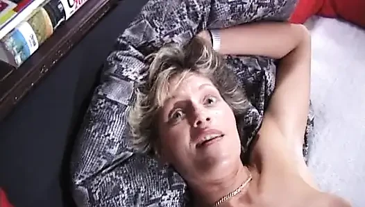 Azgın orta yaşlı seksi kadın amını parmaklıyor ve parmaklarını yalıyor