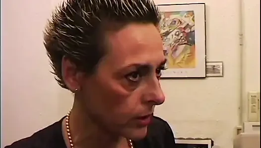Blonde MILF liebt es, blowjobs im büro zu machen