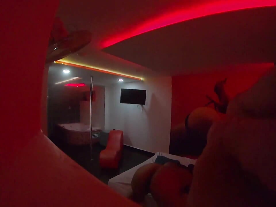 Morocha paisa motelde prezervatifsiz gringo ile sikişiyor