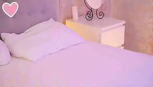 Sexy Schönheit zeigte ihren Hintern und nahm dann einen großen Dildo in den Mund