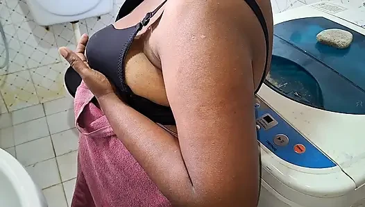 Bhabhi bersiap-siap untuk bermain pagi