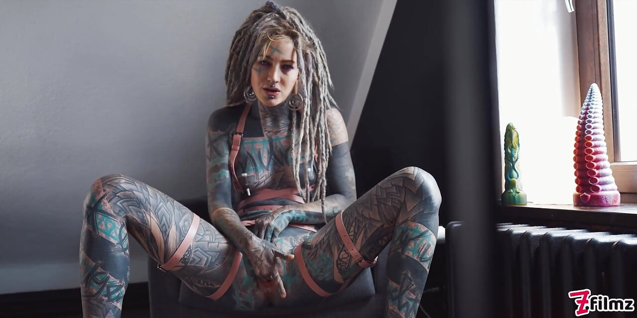 O fată superbă tatuată își fute curul cu un vibrator mare